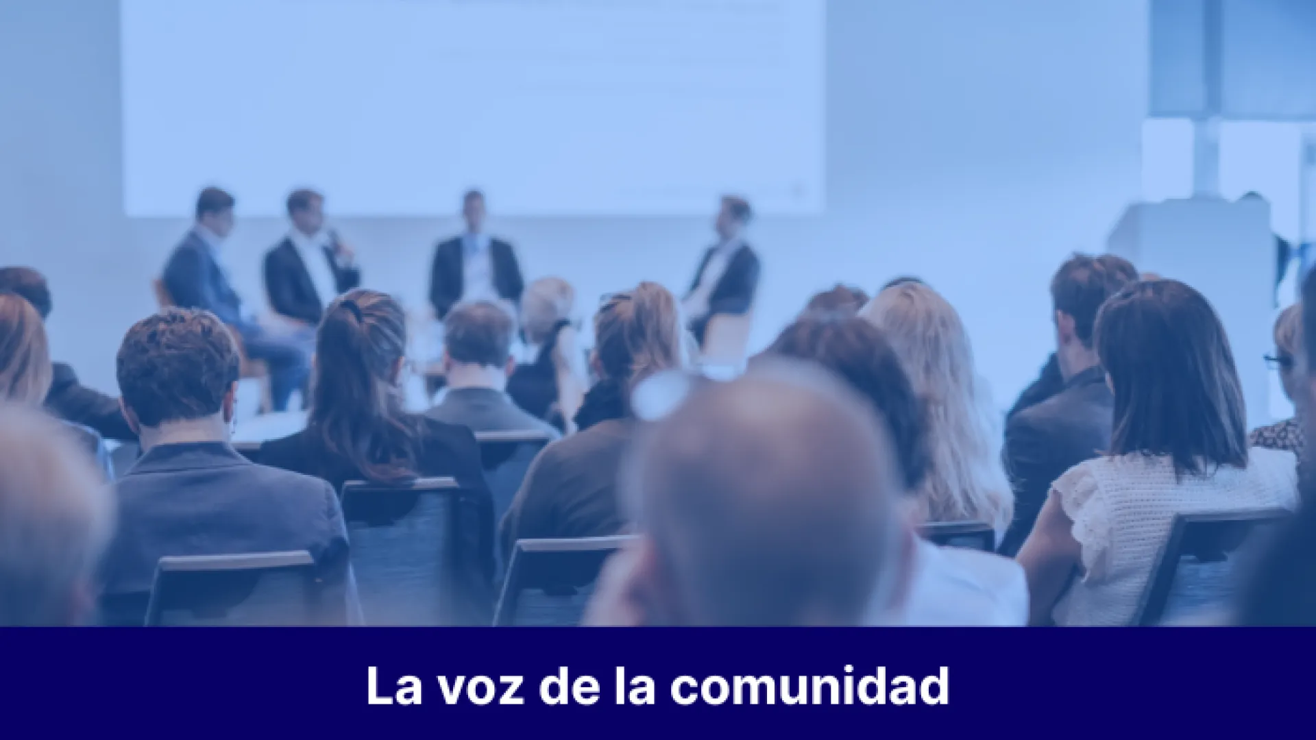 Grupo de gente reunida con texto inferior que dice 'La voz de la comunidad'