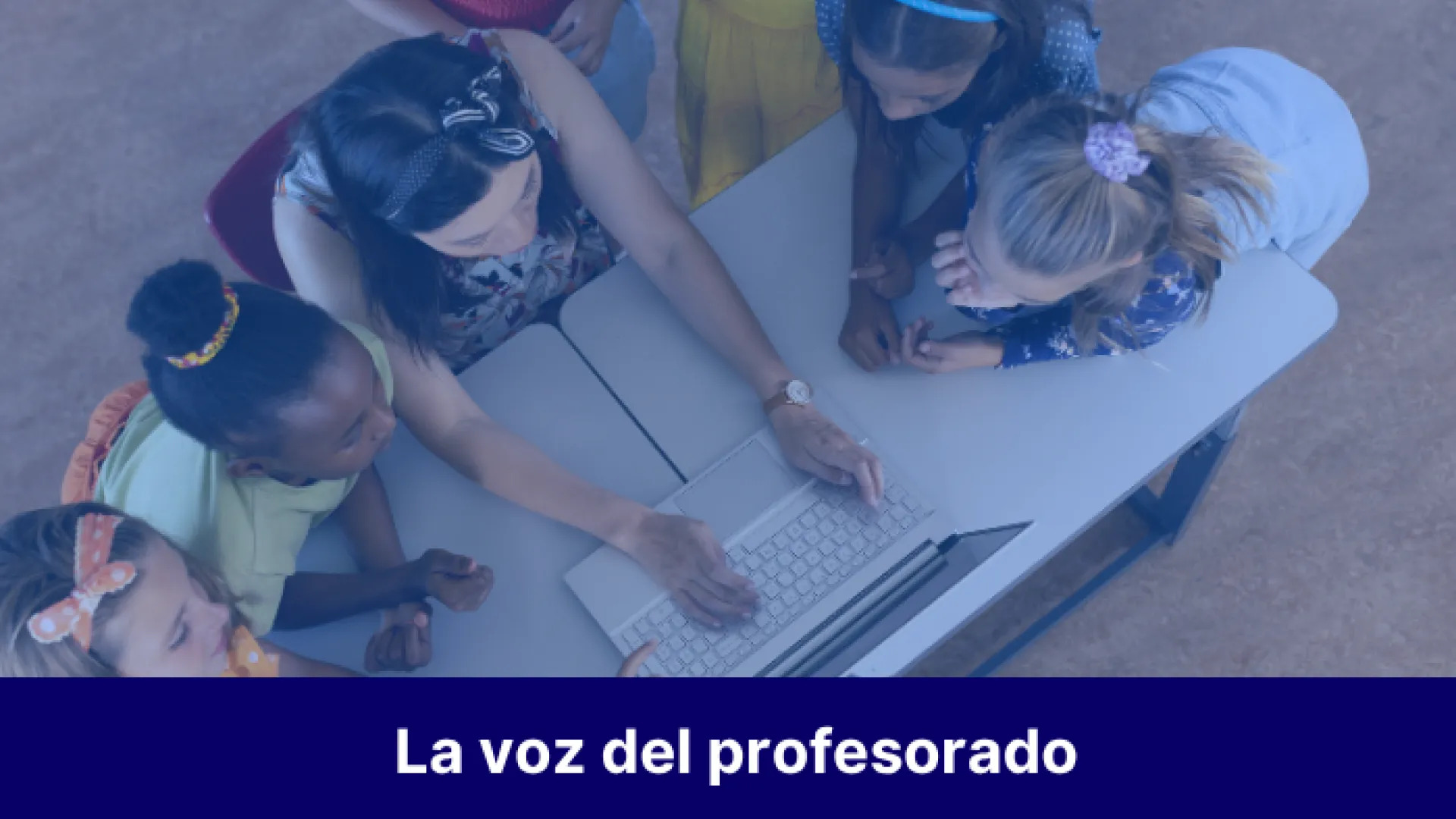 Profe con 5 alumnos con velo azul y texto: la voz del profesorado