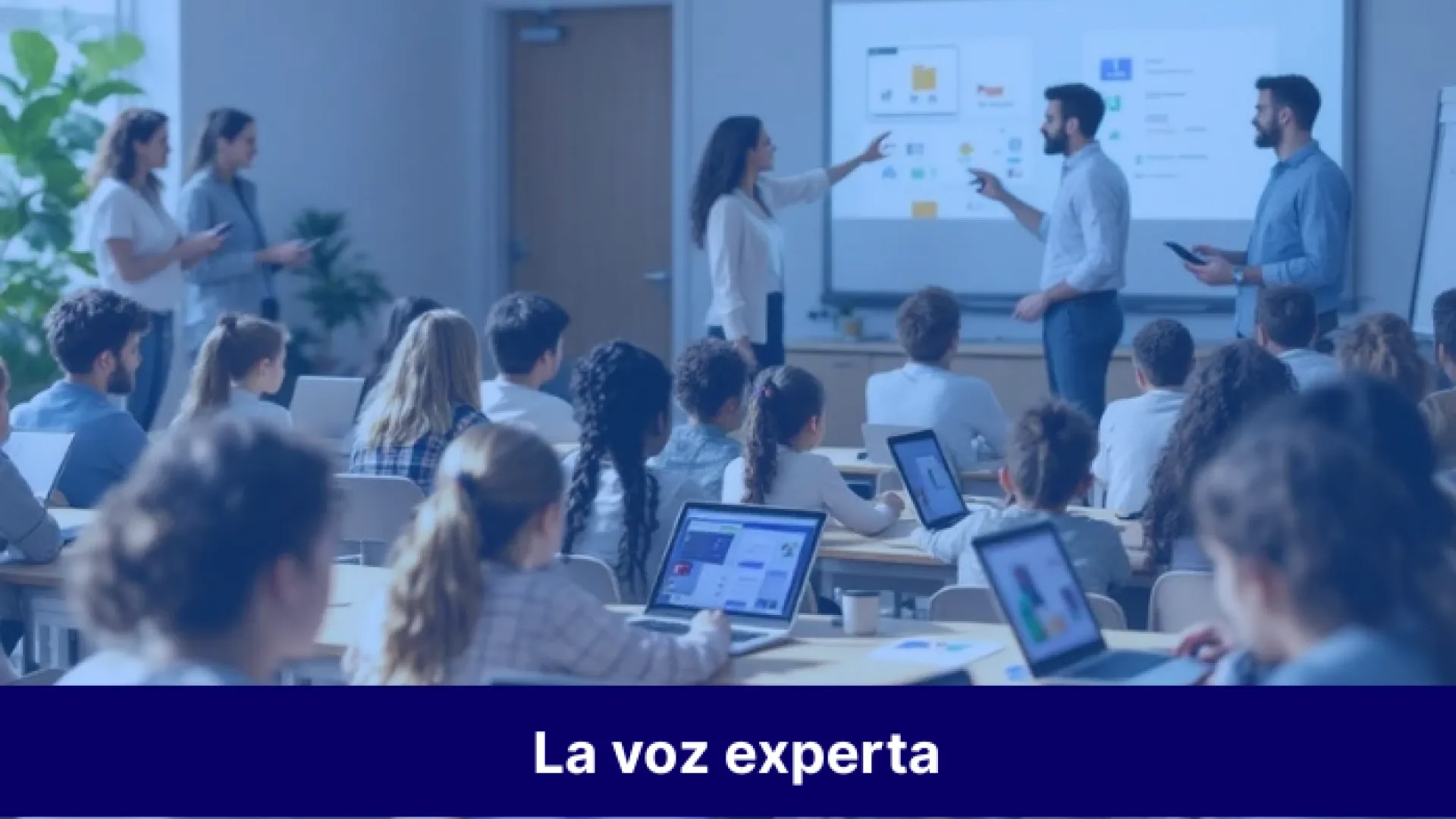Grupo de menores con profesores en clase con texto inferior que dice 'La voz experta'