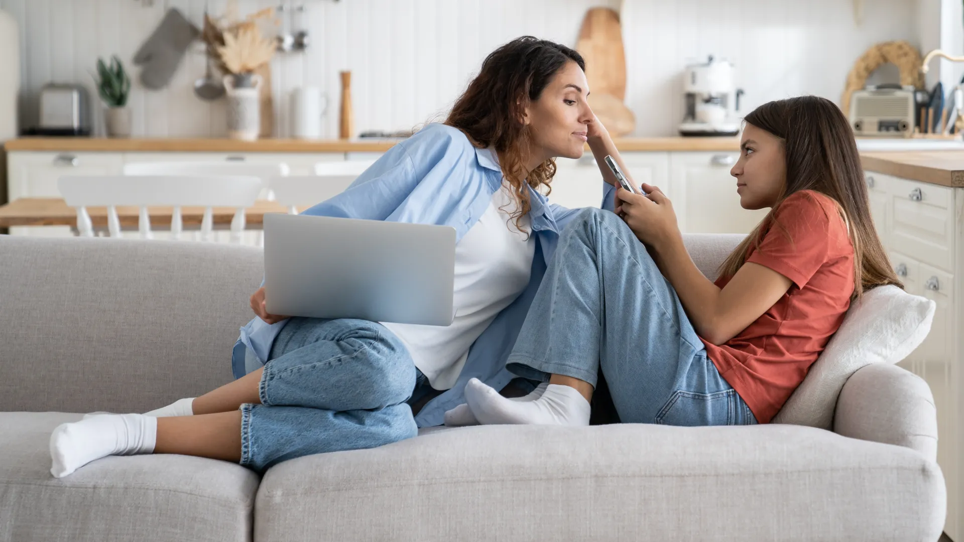 madre e hija con dispositivos electrónicos