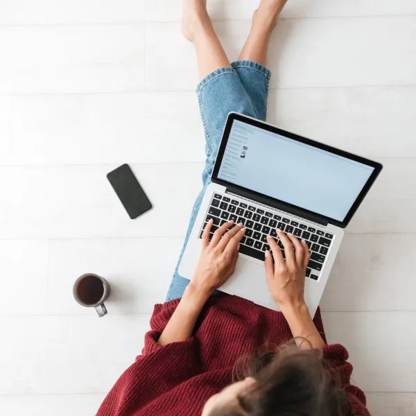 Persona joven utilizando un ordenador